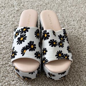 NEVER WORN Altar'd State Black and White Floral Platform Sandals